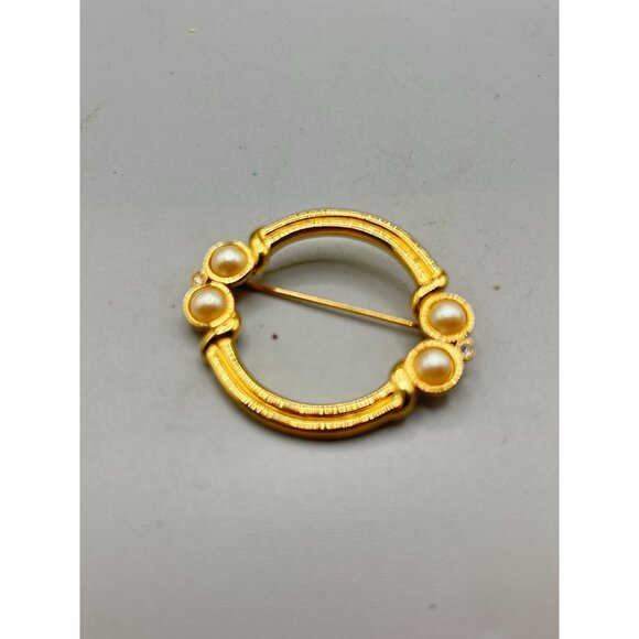 Signed MONET Small Circle Pin Brooch Gold Tone Faux Pearls Elegant Classic Pin - Picture 3 of 10